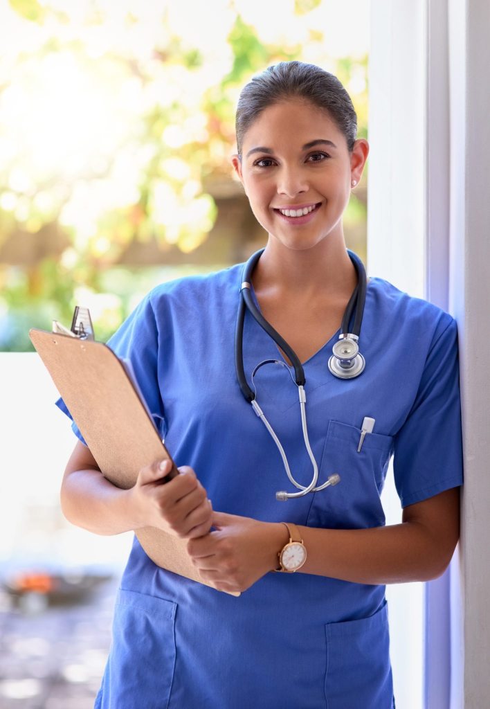 Nurse-with-clipboard-smiling-682596038-1